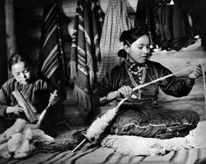 Carding & Spinning Sheep's Wool for a Navajo Rug