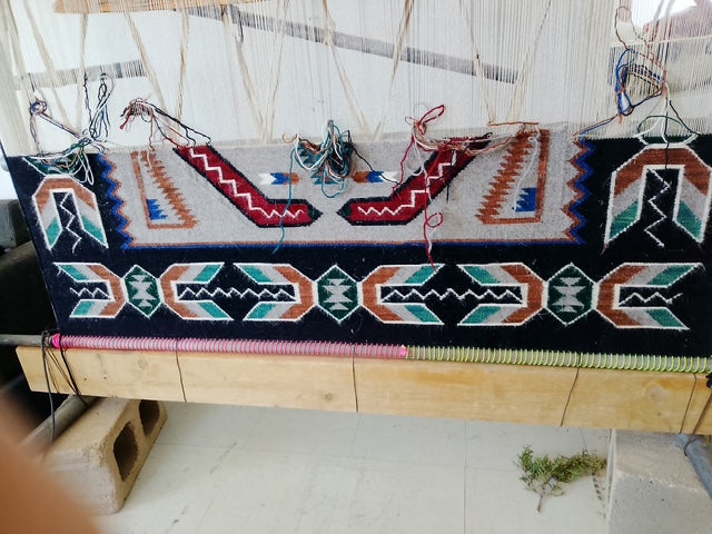 Teec Nos Pos : Navajo Rug : Gloria Bitsui : Looming Attractions